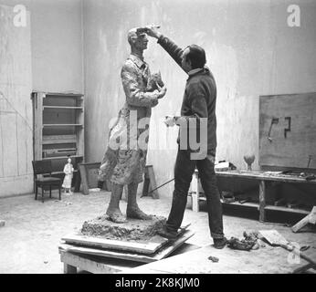 Oslo 19720805: Sculptor Nils Aas during his work on the monument to King Haakon. The monument should be ready for his 100th birthday for his birth. In 1971, the City Council decided to go for the location in Haakon VII`s GT. in June 7th place. The first large camp model was made in half size. In advance, the artist had made several small models, some were rejected. Photo: Ivar Aaserud / Current / NTB Stock Photo